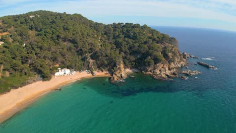 Imágenes-Aéreas-Capturan-El-Encanto-De-La-Costa-De-Lloret-De-Mar,-Adornada-Con-La-Belleza-De-Cala-Canyelles,-Enclavada-En-El-Corazón-De-La-Costa-Brava.