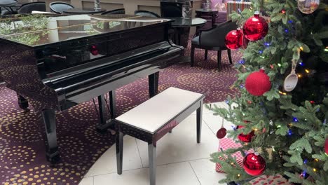 Grand-Piano-next-to-hotel-Christmas-tree