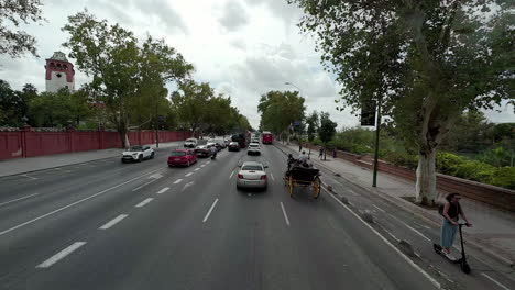 Fahrende-POV-Straßen-Von-Sevilla,-Spanien,-Bewölkter-Tag,-Leichter-Verkehr,-Europäische-Stadt