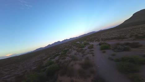 Drone-Fpv-Volando-Sobre-El-Desierto-Y-Las-Montañas-En-El-Paso,-Tx-Durante-La-Puesta-De-Sol