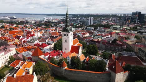 Iglesia-En-El-Casco-Antiguo-De-Tallin,-Estonia,-Ciudad,-Zumbido