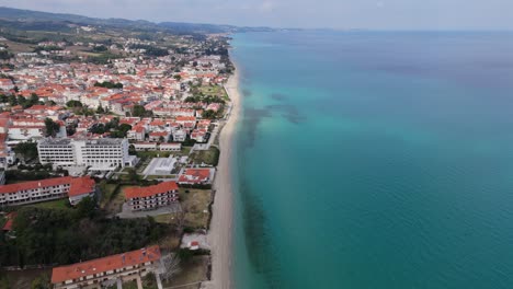 Luftaufnahme-Des-Strandes-Von-Hanioti-In-Chalkidiki,-Griechenland