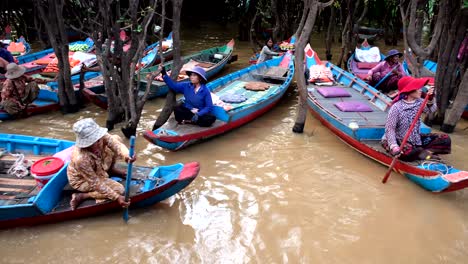 Kampong-Phluk,-Declarado-Patrimonio-De-La-Humanidad-Por-La-Unesco,-Invita-A-Los-Turistas-A-Sumergirse-En-La-Cultura-Local-A-Través-De-Paseos-En-Barco-Ofrecidos-Por-Sus-Residentes,-Mostrando-Tradiciones-Y-Preservando-El-Patrimonio.