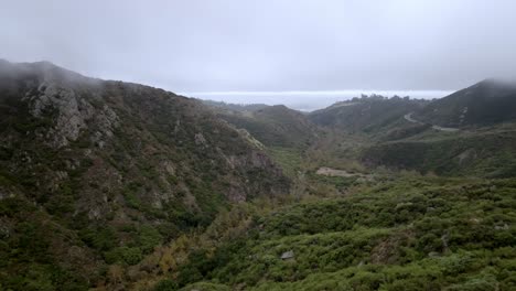 Montañas-De-Santa-Mónica-En-Malibu,-California-En-Un-Día-Nublado-Con-Video-De-Drones-Avanzando-Y-Subiendo