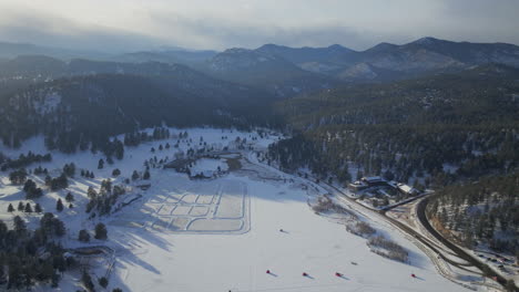 Puesta-De-Sol-Patinaje-Sobre-Hielo-Patinar-Pista-De-Hockey-Lago-Estanque-Hockey-Invierno-Etown-Casa-Del-Lago-De-Hoja-Perenne-Pesca-Tiendas-De-Campaña-Denver-Campo-De-Golf-Colorado-Aéreo-Cinematográfico-Zumbido-Hora-Dorada-Invierno-Nieve-Tráfico-Movimiento-Hacia-Atrás