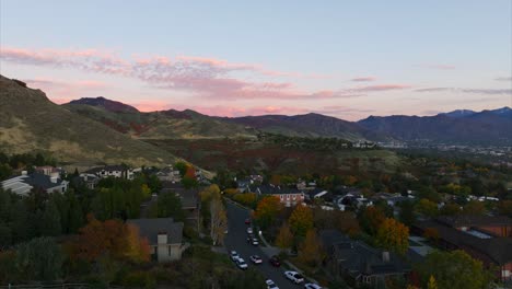 Salt-Lake-City-Mit-Herbstlichen-Bäumen-Und-Rosa-Sonnenuntergangswolken-Am-Horizont