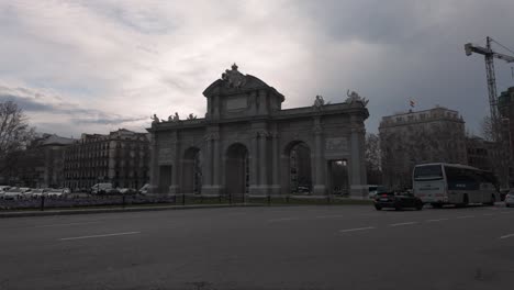 Stabilisierte-Aufnahme-Des-Tores-Puerta-De-Alcala-In-Madrid,-Spanien-Bei-Einem-Bewölkten-Sonnenuntergang