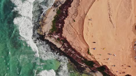 Chapadao-De-Pipas-Vista-De-Arriba-Hacia-Abajo-Desde-Un-Dron-Aéreo-Con-Olas-Del-Océano-Y-Acantilados