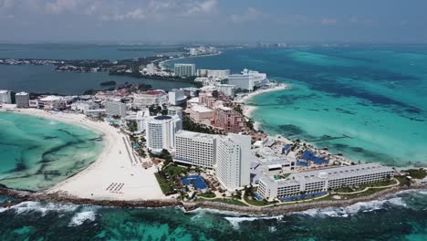 Hotel-and-resort-in-Cancun-Bay-with-landscape-in-background,-Mexico