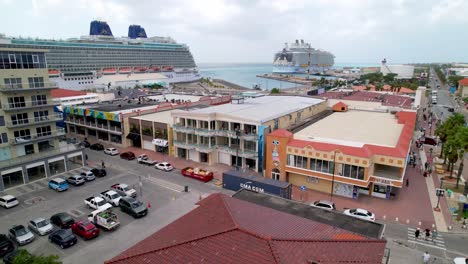 Antena-Del-Puerto-De-Oranjestad,-Aruba,-Con-Cruceros-Atracados.