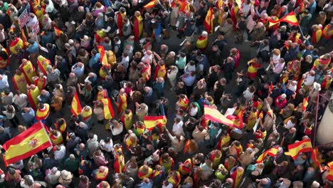 Los-Manifestantes-Aplauden-Mientras-Se-Reunían-En-Una-Concurrida-Puerta-Del-Sol-Contra-El-Partido-Socialista-Psoe-Después-De-Acordar-Conceder-Amnistía-A-Las-Personas-Involucradas-En-El-Intento-De-Ruptura-De-Cataluña.