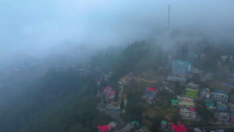 Paisaje-De-Darjeeling-Jardín-De-Té-Y-Bucle-Batasia-Vista-Aérea-De-Darjeeling-Y-Tren-De-Juguete-Darjeeling