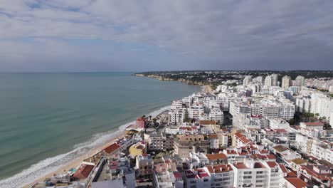 Beautiful-seaside-resort-Armacao-de-Pera-in-Portugal,-drone-establisher,-cloudy
