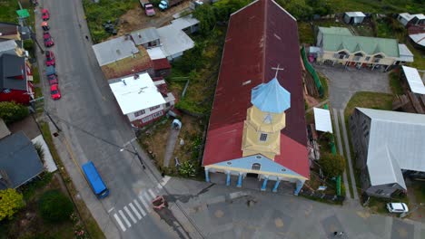 Aerial-Drone-Fly-Top-Down-Patrimonial-Church-Chonchi-in-Chiloé-Chile-South-American-religious-Building-at-Patagonia,-Streets-and-Car-Traffic