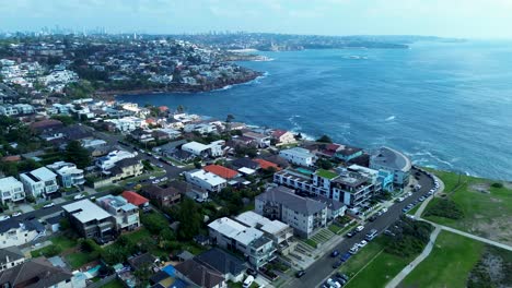 Drohnen-Luftlandschaftsansicht-über-Der-Landzunge-Von-South-Coogee,-Wohneinheiten,-Gebäude,-Maroubra,-Sydney-CBD,-Skyline,-Ozean,-Australien