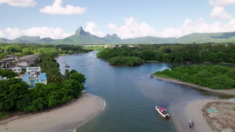 Sturmhaube,-Mauritius,-Mit-Booten-Und-üppiger-Landschaft,-Lebendige-Naturszene,-Luftaufnahme