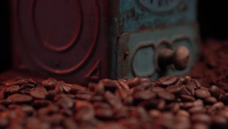 Vintage-Rustic-Manual-Coffee-Grinder-Mill,-Roasted-Beans-and-Fine-Ground-Coffee-Macro-Close-Up