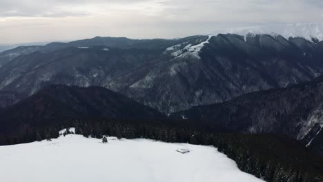 Schneebedeckter-Rausor-Damm-Im-Iezer-Papusa-Gebirge,-Arges,-Rumänien,-Aufgenommen-Aus-Der-Luftaufnahme-Im-Winter