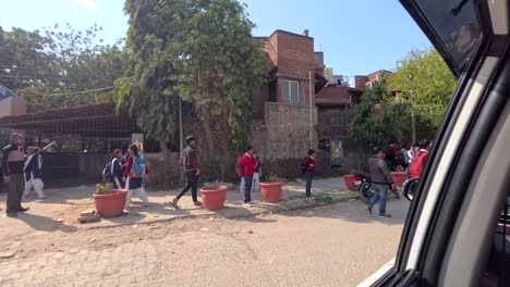 Un-Grupo-De-Niños-Felices-Y-Alegres-De-La-Escuela-India-O-Niños-Con-Uniformes-Y-Mochilas-Que-Salen-Después-De-Que-Termina-La-Escuela-En-La-Puerta-10-De-Chakkarpur,-India