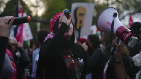 Eine-Gruppe-Arabischer-Frauen-Mit-Megaphonen-Und-Mikrofonen-Jubelt-In-Einer-Großen-Menge-Von-Demonstranten