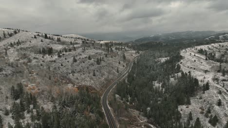 Paisaje-Invernal-Sobre-La-Carretera-De-Montaña-De-Colorado-En-Los-Estados-Unidos-De-América