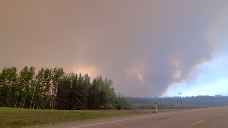 Humo-Espeso-Causado-Por-Un-Devastador-Incendio-Forestal-En-Alberta,-Canadá