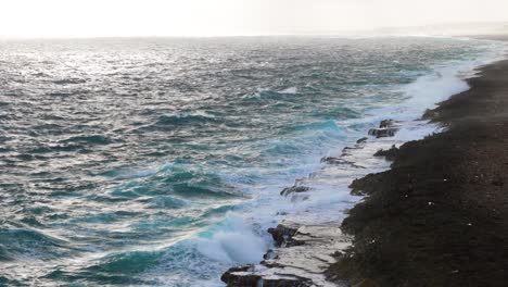 La-Niebla-Del-Océano-Se-Eleva-Desde-Las-Fuertes-Olas-Del-Océano-Que-Se-Estrellan-Brillantemente-Sobre-La-Roca-Carbonatada-Erosionada-En-La-Isla