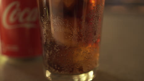 Coca-Cola-Nach-Oben-Schwenken,-Zeitlupe