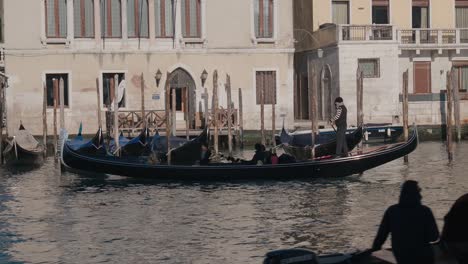 Gondoliere-Navigiert-Durch-Einen-Ruhigen-Venezianischen-Kanal