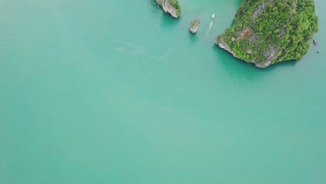 La-Perspectiva-Aérea-Revela-La-Isla-Kudu-Y-El-Parque-Nacional-Ko-Kudu-Yai,-Abrazados-Por-Las-Aguas-Turquesas-De-La-Bahía-De-Phang-Nga,-Tailandia.