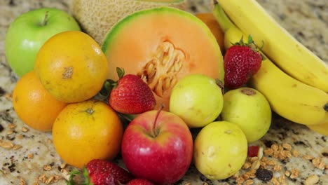 Fruta-Tropical-Sobre-Superficie-De-Mármol.-Fotografía-De-Cerca