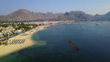 Drohnenschuss-über-Dem-Gesamten-Küstenabschnitt-Von-Playa-Del-Port-De-Pollenca,-Einem-Beliebten-Touristenziel-Auf-Der-Spanischen-Insel-Mallorca