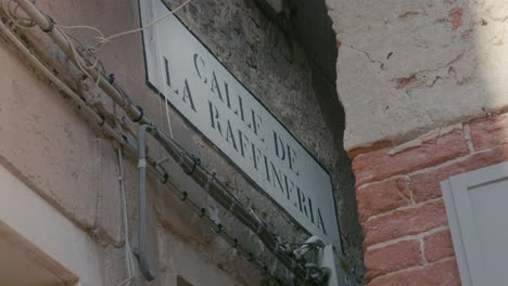 Venezianisches-Straßenschild-„Calle-De-La-Raffineria“.