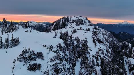 Malerische-Schneebedeckte-Berg--Und-Baumlandschaft,-Farbenfroher-Sonnenuntergangshimmel