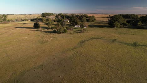 Panorámica-Aérea-Que-Se-Aproxima-A-La-Vista-Sobre-Una-Granja-En-Buenos-Aires,-Argentina.