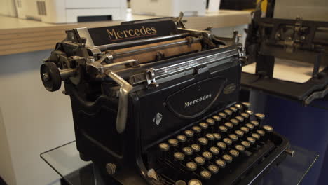 Hermosa-Máquina-De-Escribir-Histórica-Con-Teclado-Vintage,-Tiro-Descendente,-Primer-Plano