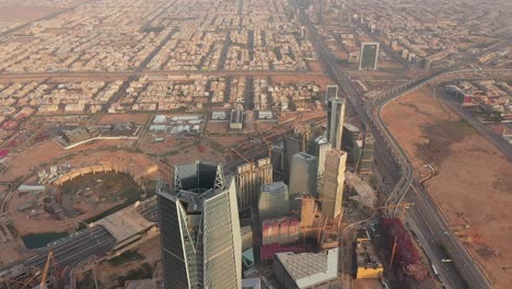 Eine-Draufsicht-Auf-Die-Finanztürme-An-Der-King-Fahd-Road-In-Riad,-Saudi-Arabien