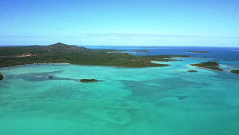 Aufbau-Einer-Antenne-über-Der-Malerischen-Baie-De-La-Corbeille-Oder-Bucht-Des-Korbes,-Isle-Of-Pines