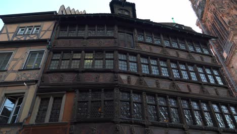 La-Maison-Kammerzell-Ist-Eines-Der-Berühmtesten-Gebäude-In-Straßburg,-Frankreich,-Und-Eines-Der-Reich-Verziertesten-Und-Am-Besten-Erhaltenen-Mittelalterlichen-Zivilwohngebäude-In-Straßburg