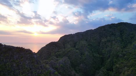 Majestuosa-Puesta-De-Sol-Sobre-Picos-Escarpados-De-Las-Montañas