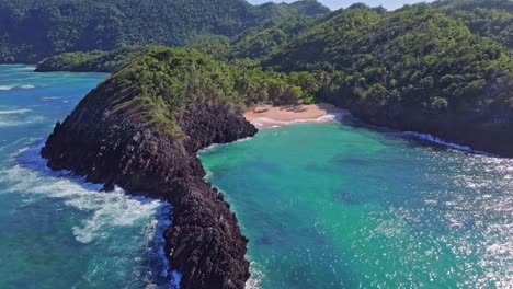 Leerer-Sandstrand,-Wunderschöne-Exotische-Lagune,-Umgeben-Von-Felsen-Und-Endlosen-Wäldern