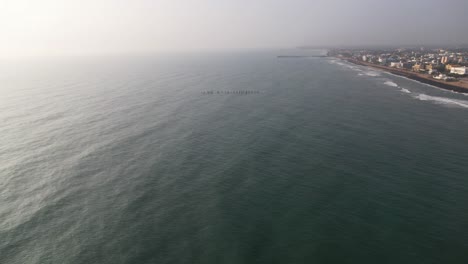 Luftbildvideo-Der-Küste-Von-Puducherry-Mit-Kinoblick-Auf-Die-Bucht-Von-Bengalen
