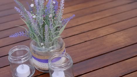 Exhibición-Estética-De-Lavanda-Y-Velas-En-La-Mesa.