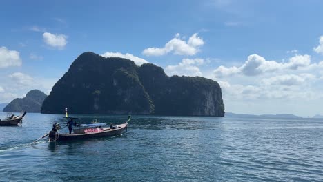 Pescador-De-Barco-Tailandés-Tradicional-De-Cola-Larga-Navegando-Con-Motor-Diesel-Tailandia