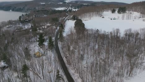 Asphaltstraße-Zwischen-Kahlen-Baumwäldern-Im-Winter-In-Quebec,-Kanada