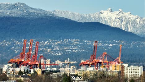 Hafenkräne-Im-Hafen-Von-Vancouver-Mit-Grouse-Mountains-Im-Hintergrund