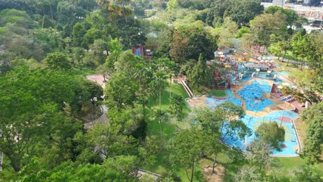 Modernes-Schwimmbad-Im-Park-Im-Stadtzentrum-Von-Kuala-Lumpur