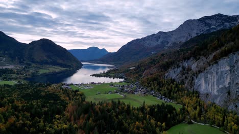 Grundlsee,-a-scenic-lake-in-the-Salzkammergut-region-of-Austria,-autumn-slowmo