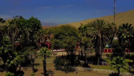 Luftaufnahme-Einer-Drohne-Mit-Sockel-über-Einem-Wunderschönen-Resort-In-Der-Oase-Huacachina,-Peru,-Südamerika