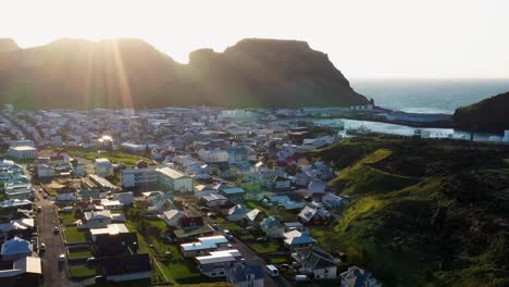 Puesta-De-Sol-Sobre-La-Ciudad-De-Heimaey-En-Las-Islas-Westman-En-El-Sur-De-Islandia